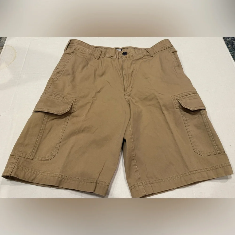 Izod cargo shorts size 32